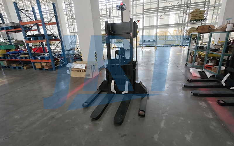 化工行业堆高式叉车AMR